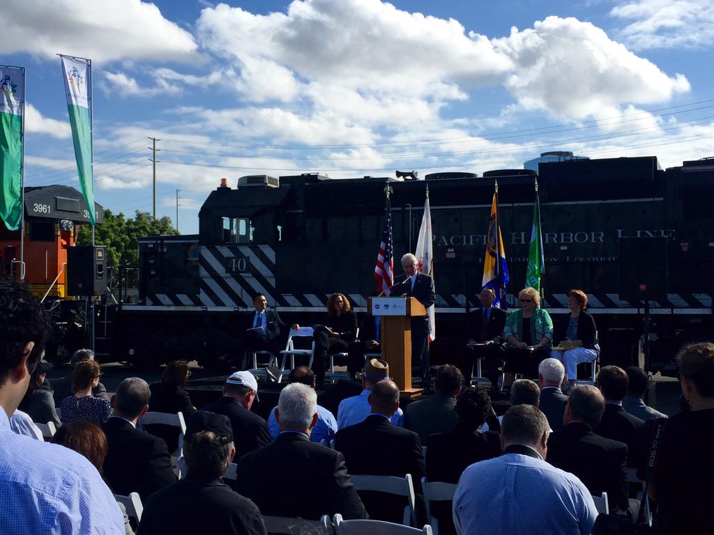 BergCM_'s tweet photo. Green Port Gateway Rail Project optimizes rail traffic flow, improves speed &amp; safety of on-dock rail @portoflongbeach http://t.co/eUTDlFZKFH
