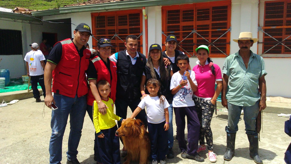 dogmancolombia's tweet photo. Muy felices, ayudando en el trabajo de mejoramiento del C.E.R Vereda La Aguada del Municipio de Barbosa.#seguridad http://t.co/ya8YQKujbZ