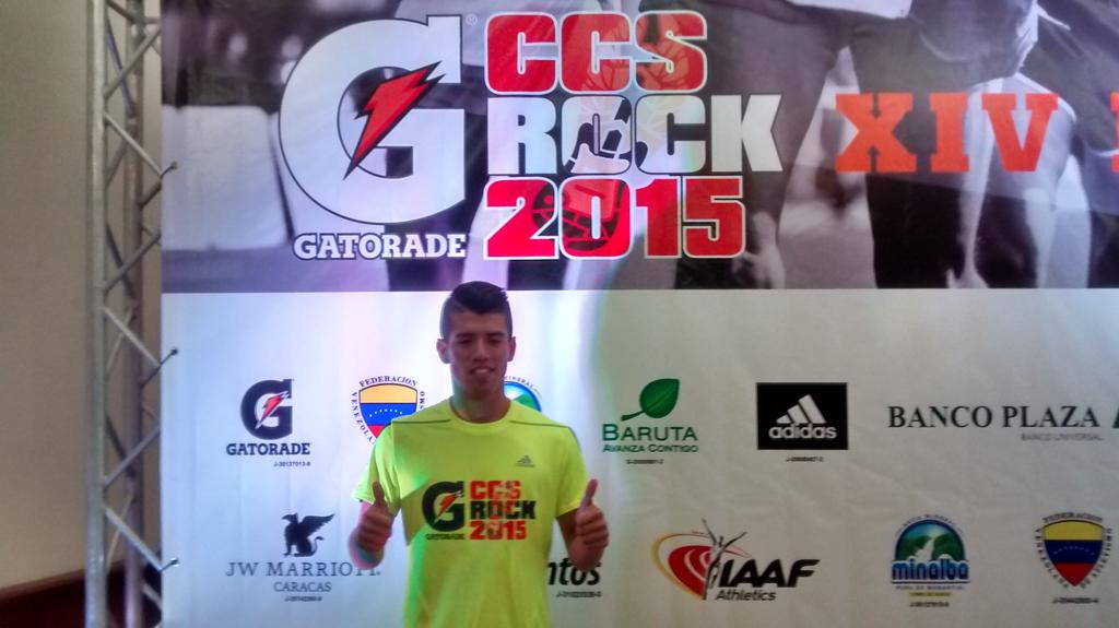 GatoradeVzla's tweet photo. Nuestro #AtletaGatorade @alexisdarbel con la camisa oficial del #GatoradeCcsRock http://t.co/r1LnKujJjo