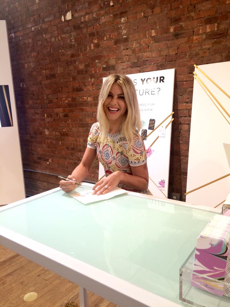 juliannehough's tweet photo. Celebrating #NYFW in style with these adorable @Hallmark Signature cards! #SignatureStyle http://t.co/7mLiOFob3v #ad http://t.co/27nidrm3pN