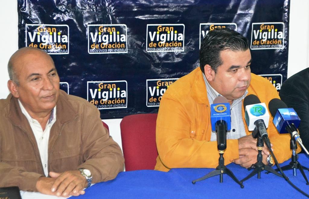 GRANVIGILIAPORT's tweet photo. Pastores informando los pormenores de la Gran Vigilia de Oracion Todos Unidos Por Venezuela a los medios http://t.co/Y45BaFNdHr