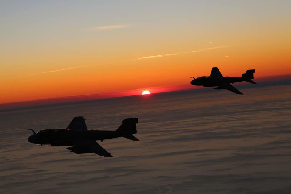 MCASCPPA's tweet photo. #2dMAW EA-6B Prowlers flying to a setting sun while conducting air-to-air refueling. #MarineAviation @USMC http://t.co/bQOoT4mZA2