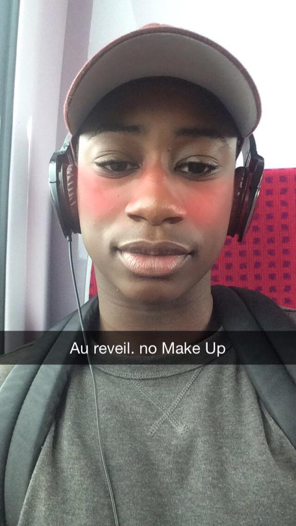 tonio_life's tweet photo. Bon les meufs qui dorment chez Sephora c'est comment ? http://t.co/ZESwYzianY