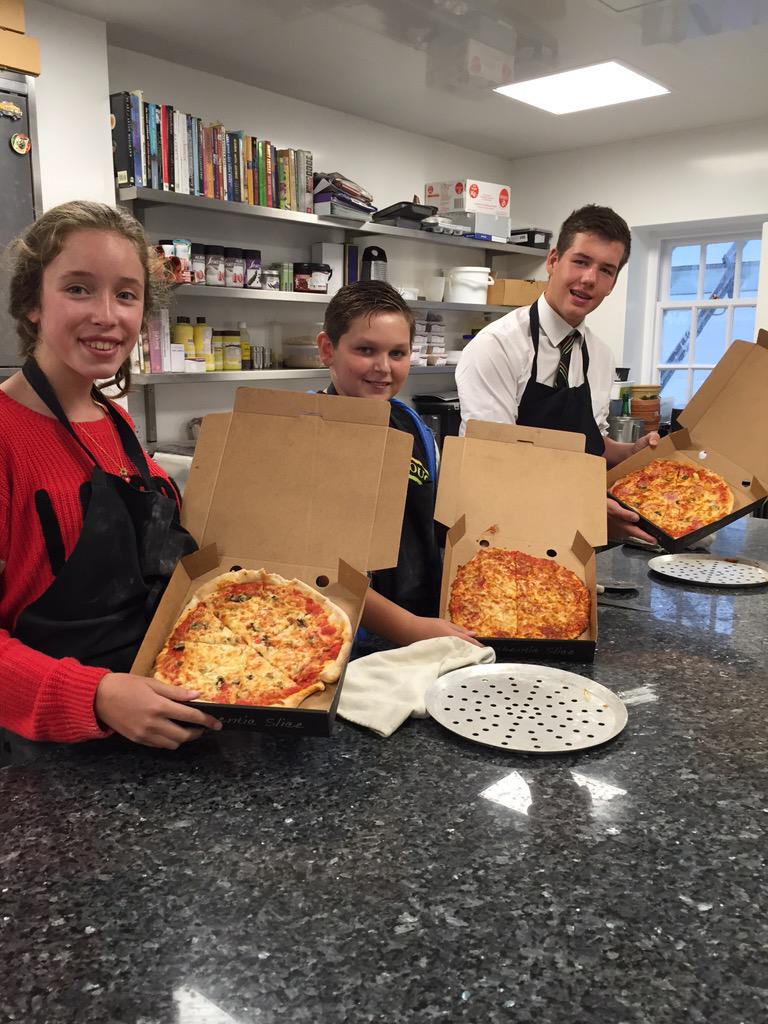 Welly_EatWell's tweet photo. First cooking session for 3rd form #pizza http://t.co/eqmhaJng0r