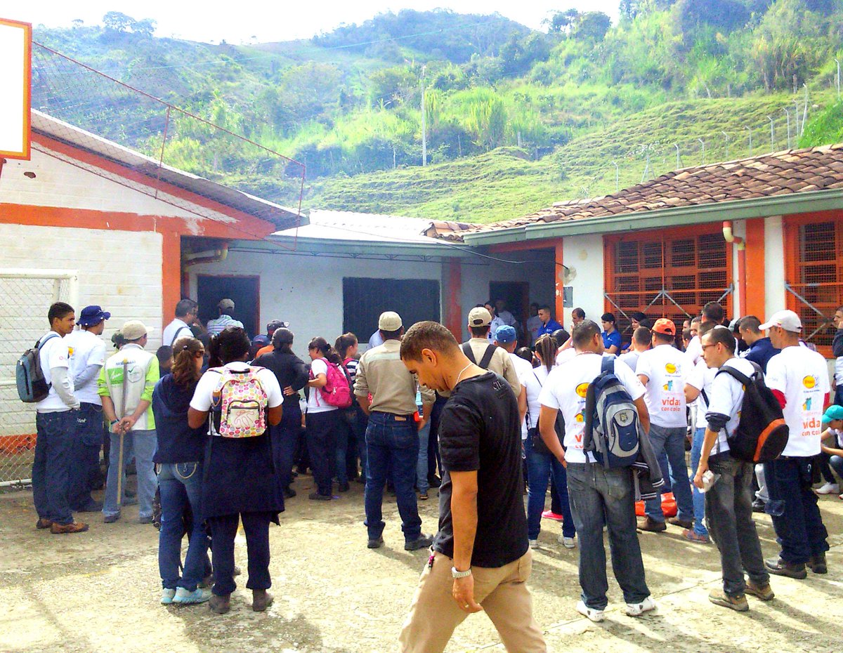 dogmancolombia's tweet photo. Una bienvenida de Corpemp. Pro Aburrá Norte  y una presentación oficial a la comunidad del C.E.R La Aguada en Barbosa http://t.co/7ndRRI6pg0