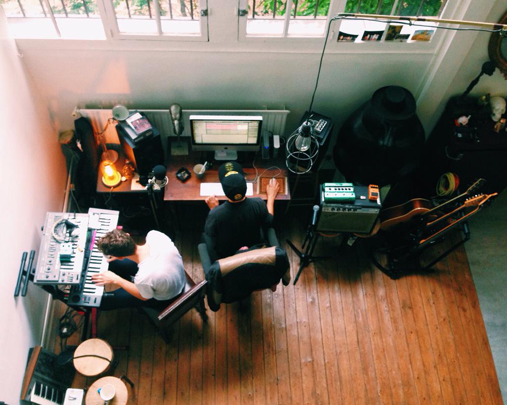 airbagone's tweet photo. This is what 🅰🅱🅾 is doing on a rainy wednesday in Paris. ☔️🎶🎹 (shot by @AlixNGU) #AirBagOne #ABO #RubenNation http://t.co/r0X1t7dGjK