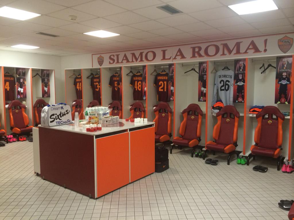 ASRomaEN's tweet photo. A look at the #ASRoma locker room. Who do you think will start for @RudiGarcia? #RomaFCB http://t.co/rVreKdIQL3