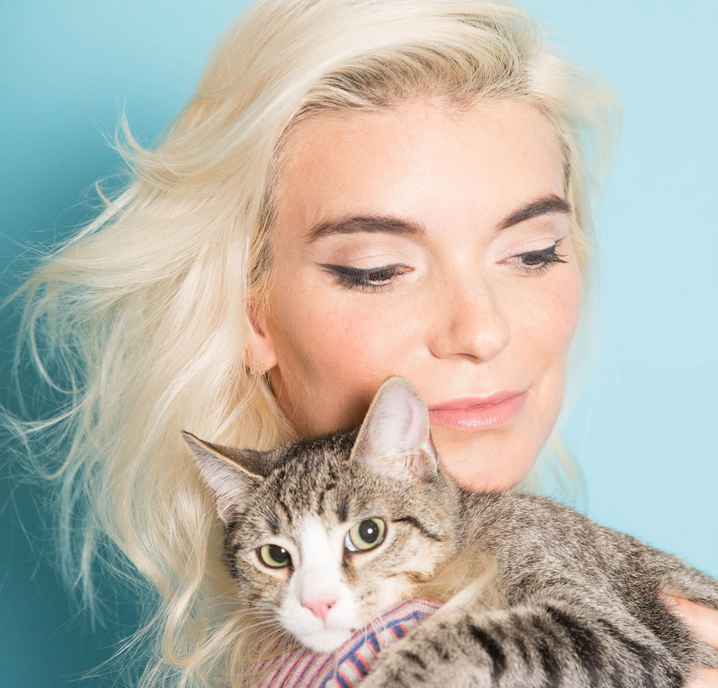 Cosmopolitan's tweet photo. 8 gorgeous cat-eyes you need to wear this fall, demonstrated with TINY ADORABLE KITTENS! http://t.co/IIvDCuQBIg 🐱🍁🐱🍁 http://t.co/5wc98JpmU5