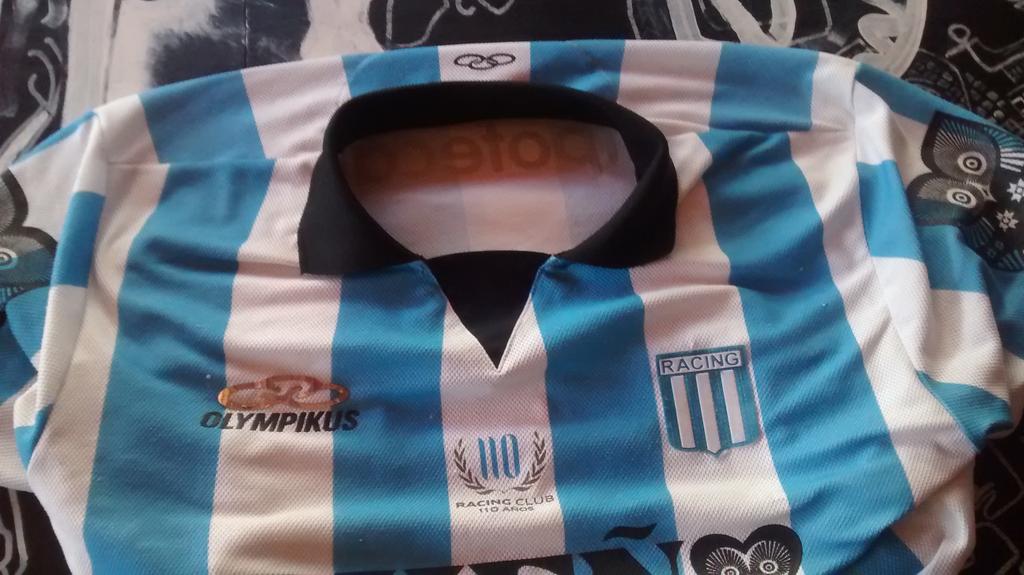 TuteCuac's tweet photo. Comprarla en una casa de deportes oficial y después de tanto tiempo darte cuenta que es trucha #dabronca @RacingClub http://t.co/3VbNq1JgaG