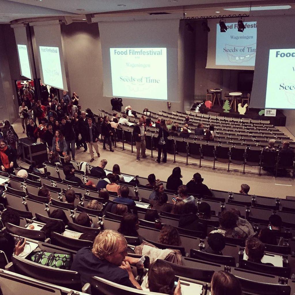 FoodFilmfestiv's tweet photo. Massale volksverhuizing het eten naar de zaal voor de vertoning van Seeds of Time #FFSeeds… http://t.co/oanlgj3vsy http://t.co/36OARXgjxw