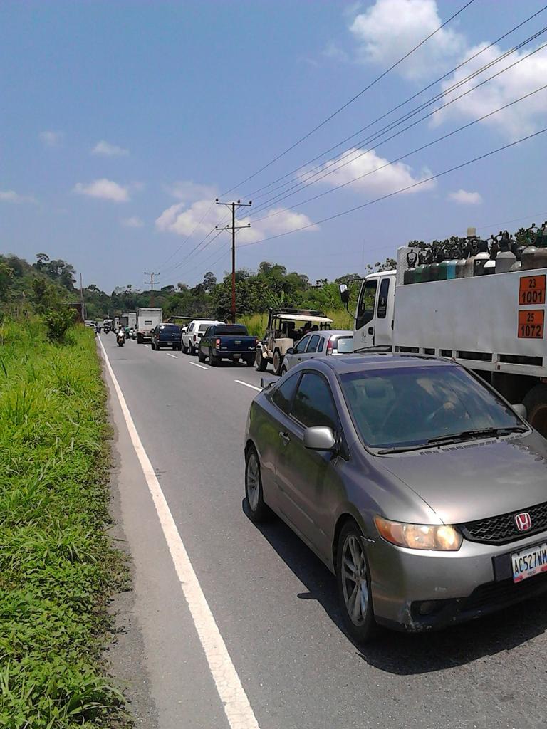 Transvictoria's tweet photo. No hay paso por el clavo ni por río chico.  @trafficMIRANDA  @victoria1039fm http://t.co/ARFpc5Rpbb