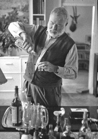 Cocktailwriter's tweet photo. Ernest Hemingway, le bartender qu'on aimerait tous avoir à la maison #cocktail #Hemingway http://t.co/62SulyO68Q