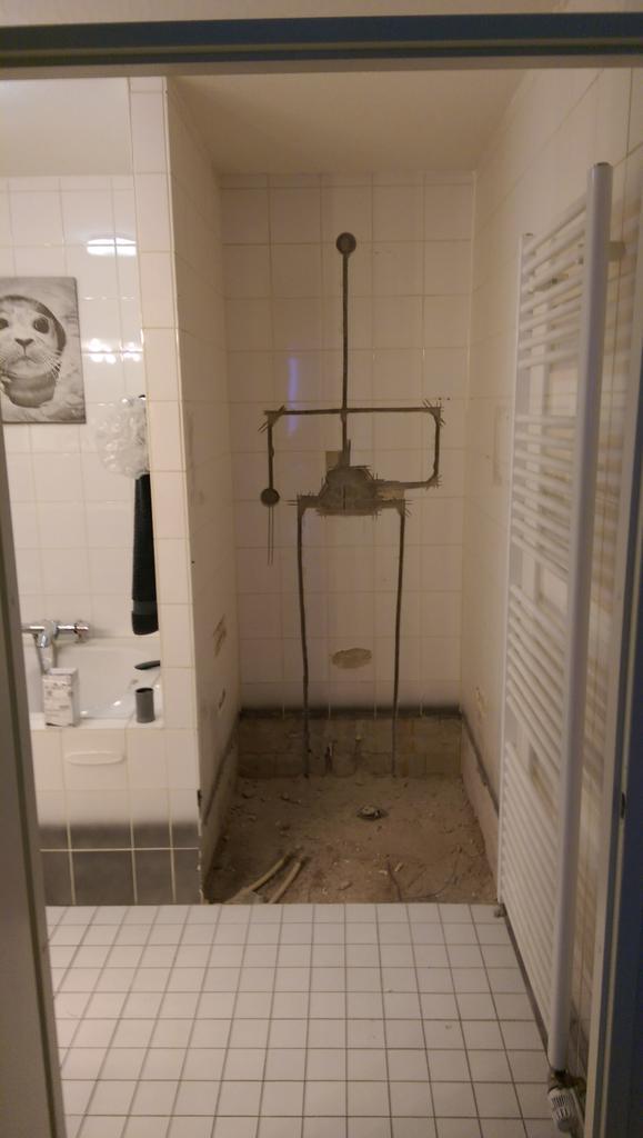 bisschopb's tweet photo. Voorbereiding nieuwe douchehoek! @KeukenenBadConc @bouwconcordia http://t.co/MtETPtVDey