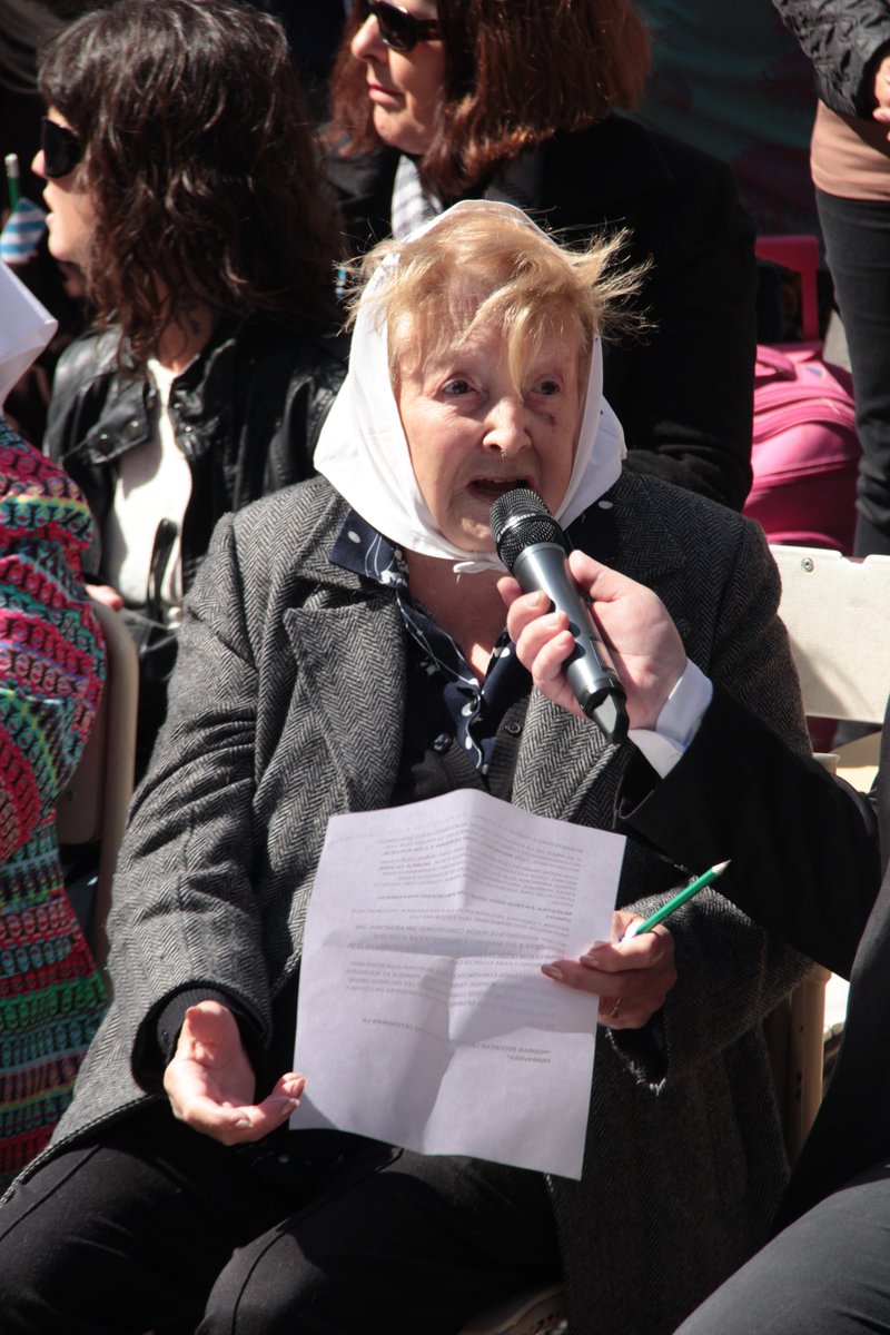 DDHHMLP's tweet photo. Haydeé "Coca" Velazco Madre de Plaza de Mayo en el acto de colocación de baldosas por La Noche de los Lapices #39años http://t.co/1nUohOOvHZ