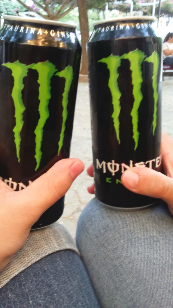 MalditosBrujos's tweet photo. Aquí están @PedroJRuiz_ ,  @DiegoRosique_ y Daniel Martínez descansando tras una dura tarde preparando guión... http://t.co/NjLymklxpS