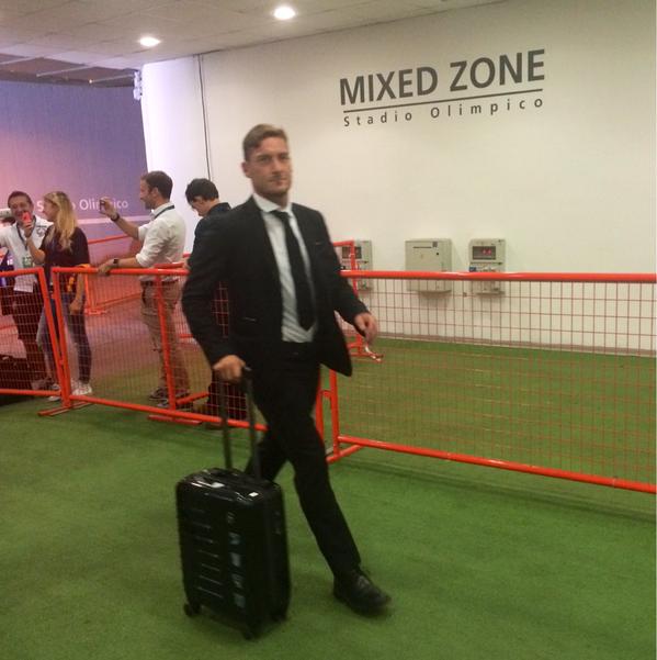 OfficialRoma_ID's tweet photo. Kedatangan sang kapten di Olimpico http://t.co/mN8bhYKBHq