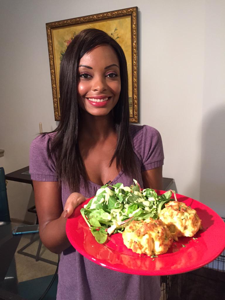 LeisaCWMiami's tweet photo. Tonight at 10- a special #bitewithbelkys with @karlenechavis and her Kickin' Crab Cakes @belkysnerey @wsvn #yummy http://t.co/qtlXYa7mC3