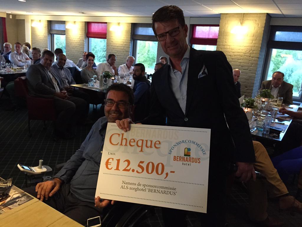 ZBernardus's tweet photo. Wat een geweldige opbrengst! Het 1e Bernardus golftoernooi @GCCromstrijen is een groot succes. #ALS #zorgeloossamen http://t.co/jeJJX5ICrX