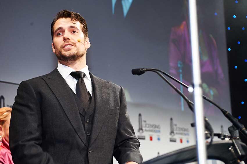HenryCavillNews's tweet photo. Henry Cavill surprised the crowd at the @LicensingAwards, and we've added a few new pics! http://t.co/5uSkN5KudR http://t.co/cnnahXnn19