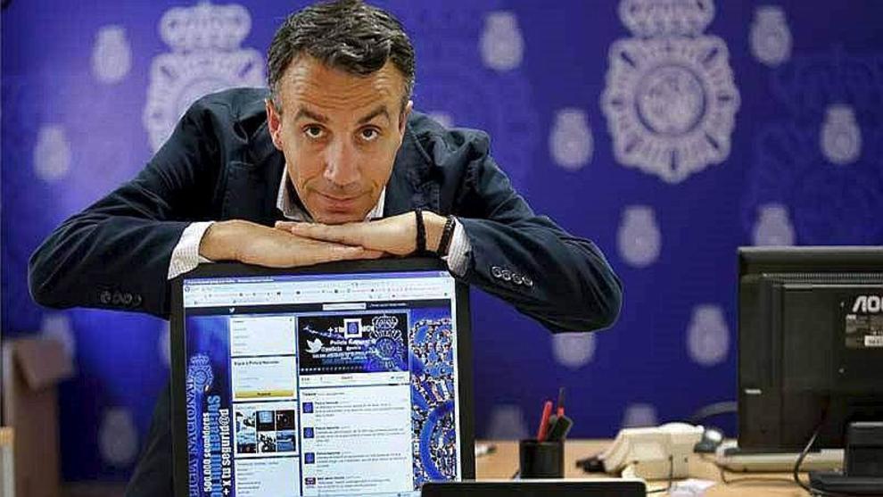 elmundoes's tweet photo. La Policía condecora a su ex 'community manager'
http://t.co/ylFK03AaxK http://t.co/3QgzC1t2gC