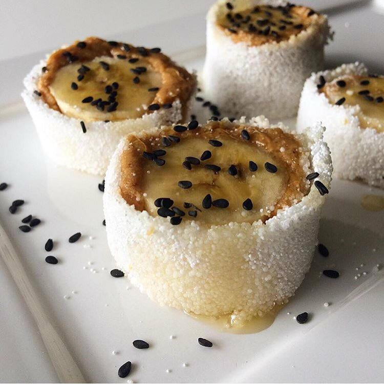 andressa_suita's tweet photo. Sushi de tapioca com banana e pasta de amendoim 😋 Delicia de @clublifefoods #lanchedatarde http://t.co/teBlcXZP7i
