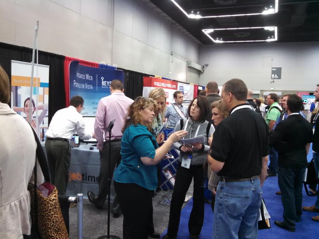 carolhagen's tweet photo. The hot exhibitors at #vcs15 have busy booths http://t.co/UmNee2vQIN