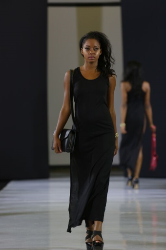 LUSAKI_7's tweet photo. @LUSAKI_7 FASHION SHOW #NFW2015 #DELLA #strapbag #black http://t.co/29WffmM27F