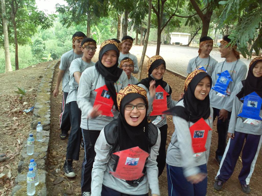 Sassun_15's tweet photo. wilujeng énjing,dulur2~ tong hilap seuri nya😊😊k ssha waé gé ulah lali etika&amp;sopan santunna😌da urang mah #UrangSunda ✊ http://t.co/Xf2pWcBmJR
