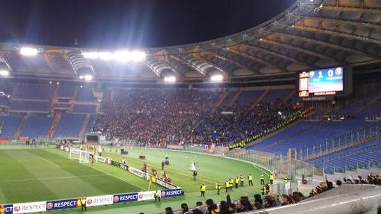 Feijenoord12's tweet photo. Barca fans in Rome vs  Feyenoord fans in Rome

Verschil mag er zijn!
#BesteSupportersVanEuropa http://t.co/wa8iFYkkyE