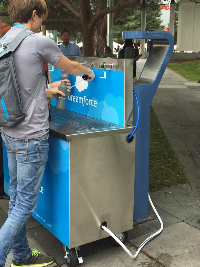 florenciapp's tweet photo. This water station actually serves Hetch Hetchy water. #sfwater see the Global Tap station behind it. #droughtsf http://t.co/c06IPgSAhF