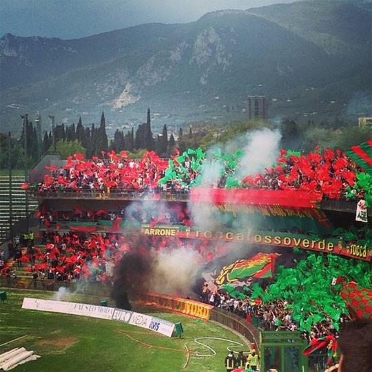 HoolsAntifa's tweet photo. Freak Brothers - Ternana (Italia) http://t.co/b255osUgY4