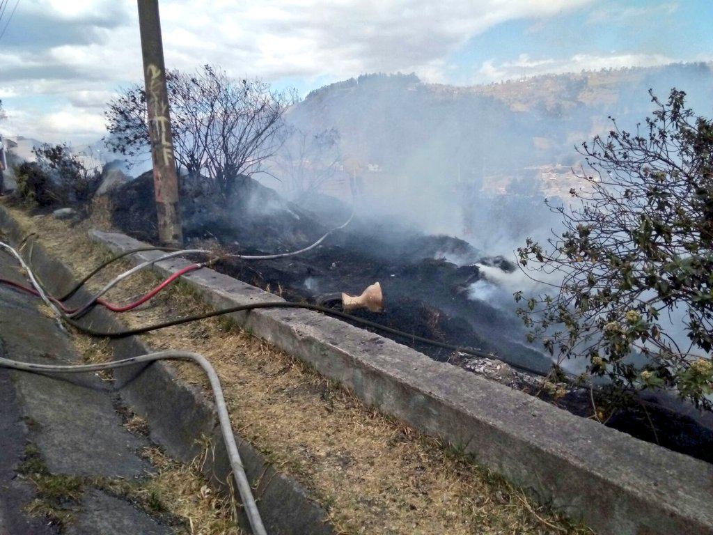 BomberosQuito's tweet photo. 10 efectivos de @BomberosQuito controlaron un conato de incendio forestal en el sector del Itchimbía. #EmergenciaCBQ http://t.co/xVoKIQ20gU