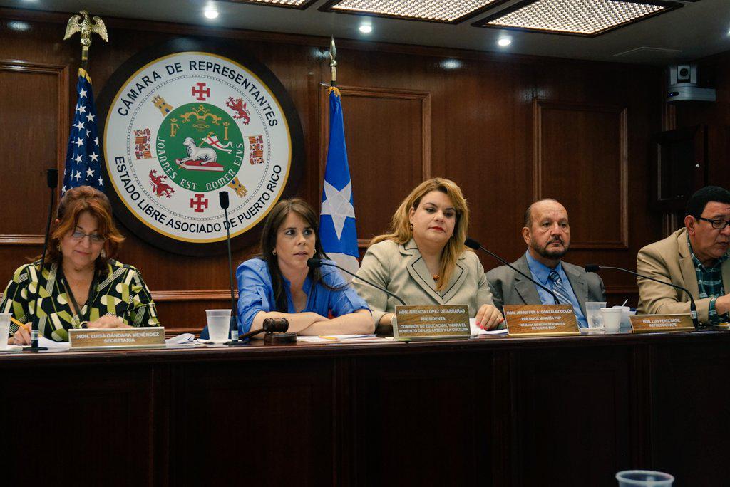 Jenniffer's tweet photo. En VP Educación sobre el #RCC753 para establecer plan de recogido y acopio voluntario de libreta y materiales d esc http://t.co/jO9uKwBvIP