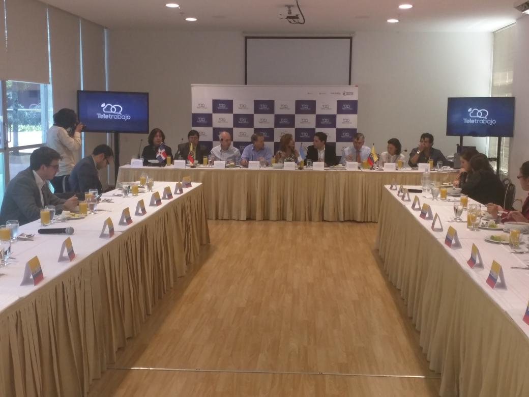 ahenaob1's tweet image. Compartimos con los miembros del Grupo Teletrabajo #ELAC2018 donde exponen las metas 2015-2018 #TeleWorkWeekCo