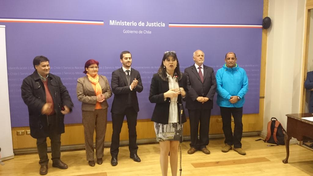 Carlos_Insunza's tweet photo. Asociaciones de Funcionarios/as del #Sename #Antrase #Afuse #Anfur suscriben acuerdo con @MinJuChile. Felicitaciones! http://t.co/O1H5XlBRvu