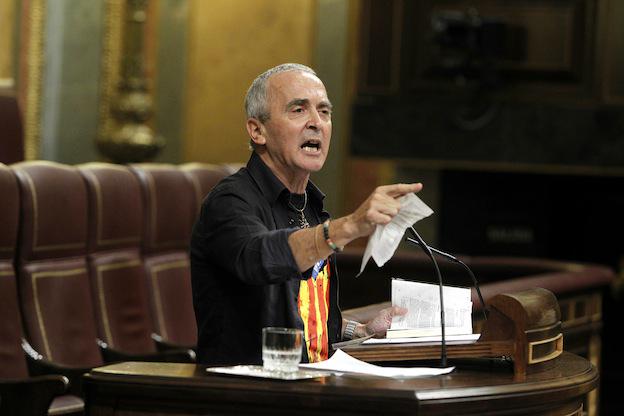 naiz_info's tweet photo. Sabino Cuadra rompe la Constitución en el Congreso en defensa de Catalunya - http://t.co/4Scw1A2SqW http://t.co/3Qy3dFD6T3