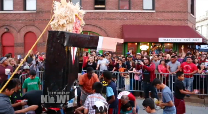 DemocracyNowEs's tweet photo. Niños de St. Louis golpean piñata de #DonaldTrump en el Día de la Independencia de México http://t.co/YIVbH7zH14 http://t.co/puf5VvAX8Z
