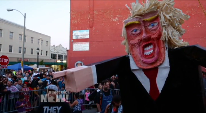 DemocracyNowEs's tweet photo. Niños de St. Louis golpean piñata de #DonaldTrump en el Día de la Independencia de México http://t.co/YIVbH7zH14 http://t.co/puf5VvAX8Z