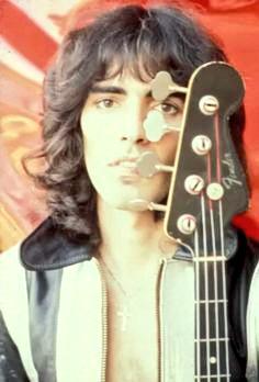 Happy birthday to Ron Blair - amazing bass-player and always a very stylish heartbreaker! 