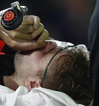 ryantsec's tweet photo. Van Gaal: "Saya melihat (Shaw) memakai oksigen & ia (Shaw) menangis, pasti akan membuat siapapun bersedih." #gwsshaw http://t.co/8jA6Lg4wbR