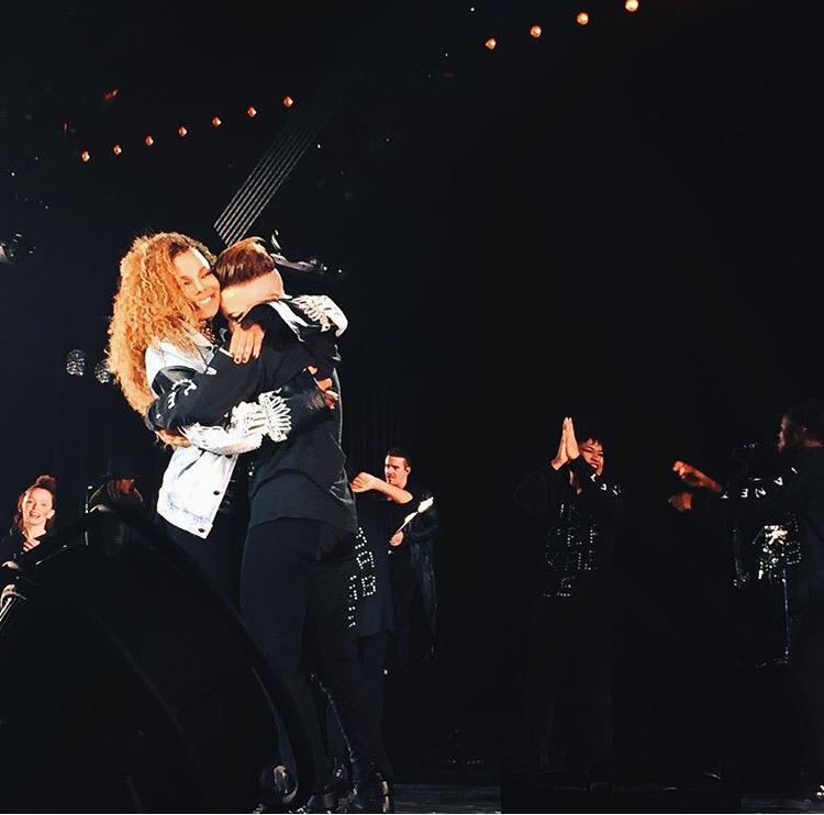 still_Hidin's tweet photo. Awww, so sweet❤️❤️ @melmah @JanetJackson #UnbreakableToronto #JTribe http://t.co/YBlRqd5g4x