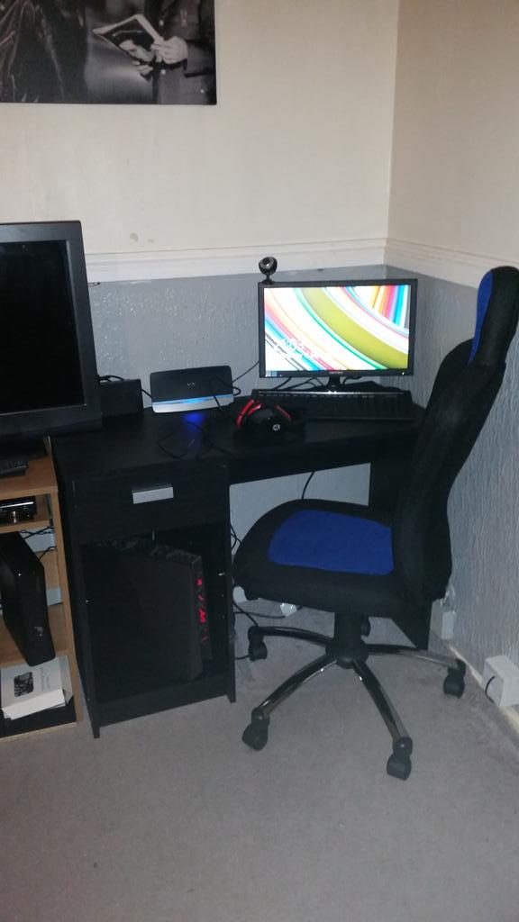 motherbear30's tweet photo. A new desk so pwetty! Now to wait for tv unit to arrive http://t.co/TgbWYc3wtx