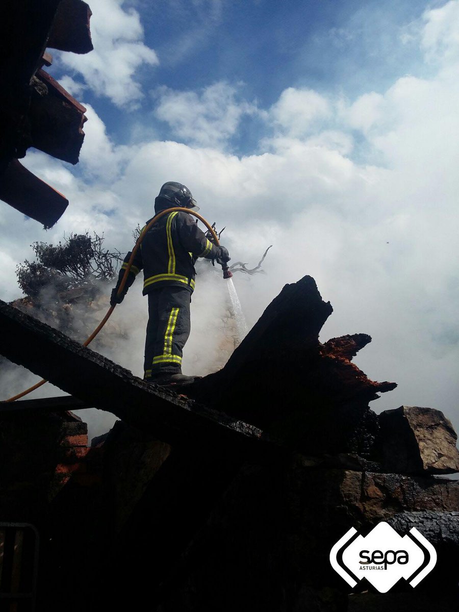 BomberosAstur's tweet photo. Fotos de extinción de incendio urbano en #Debodes #Llanes. http://t.co/yjCKbUUkCm