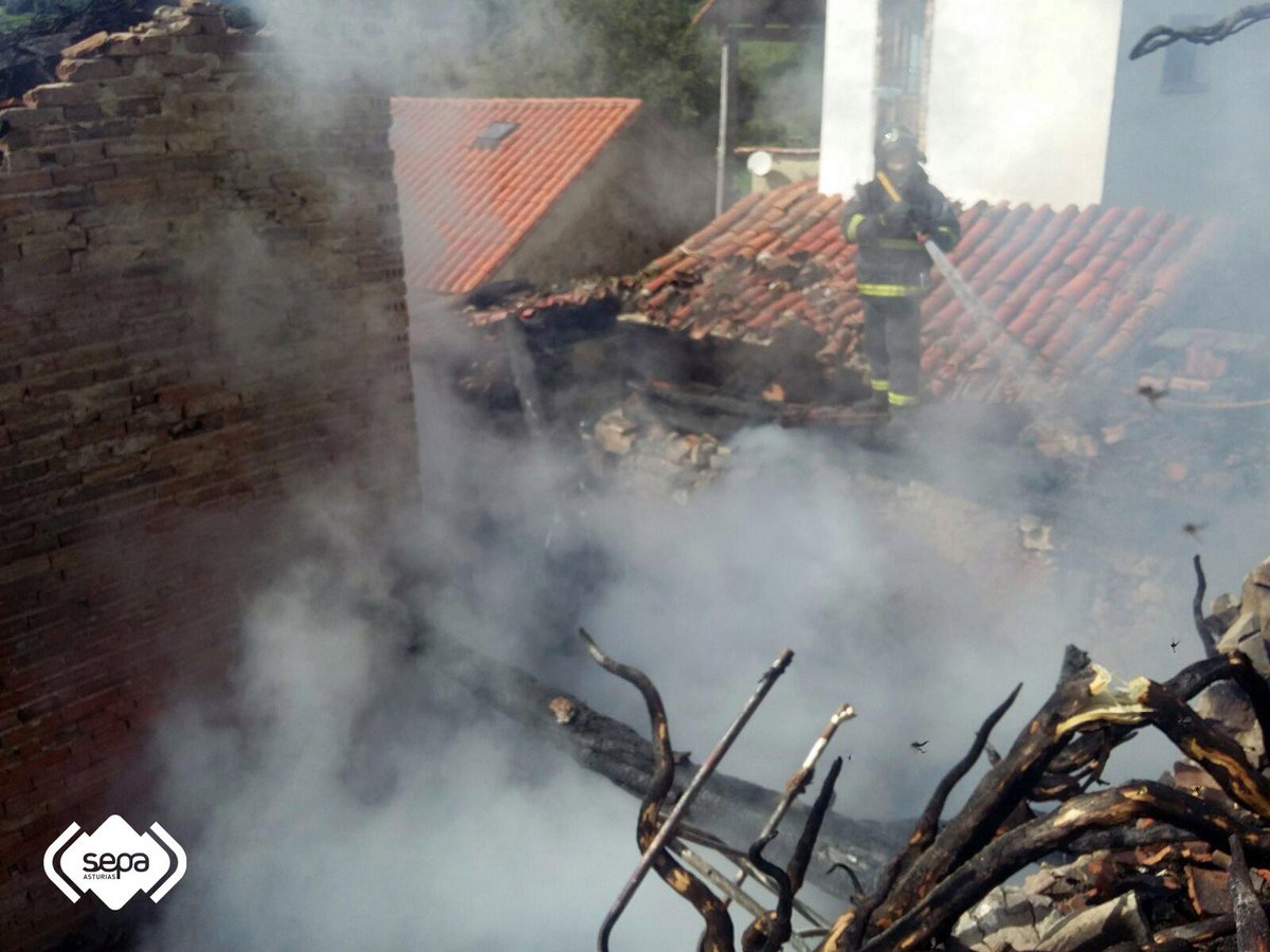 BomberosAstur's tweet photo. Fotos de extinción de incendio urbano en #Debodes #Llanes. http://t.co/yjCKbUUkCm