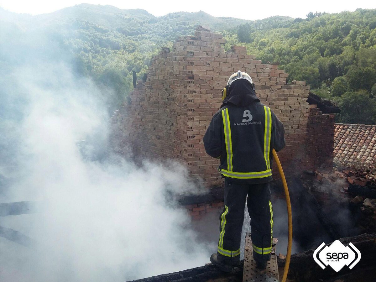 BomberosAstur's tweet photo. Fotos de extinción de incendio urbano en #Debodes #Llanes. http://t.co/yjCKbUUkCm