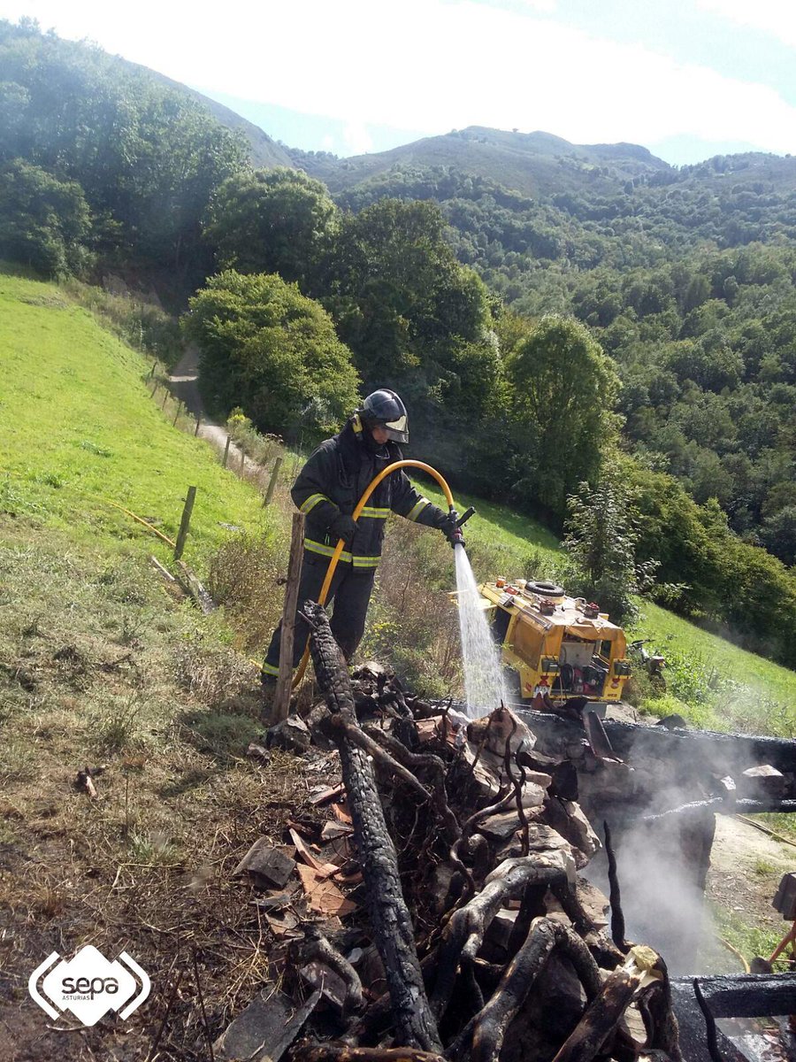BomberosAstur's tweet photo. Fotos de extinción de incendio urbano en #Debodes #Llanes. http://t.co/yjCKbUUkCm