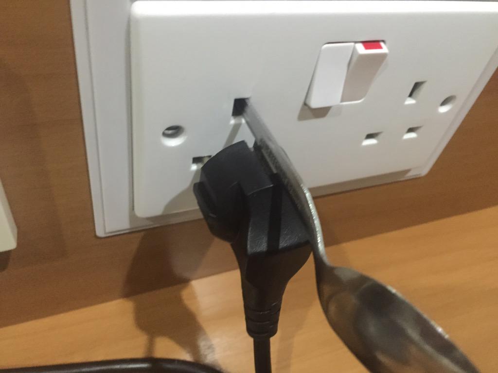 vegetta777's tweet photo. Aquí mi adaptador casero para Londres! No hagáis esto si no sois inmortales! http://t.co/Mkpcyg5WAl