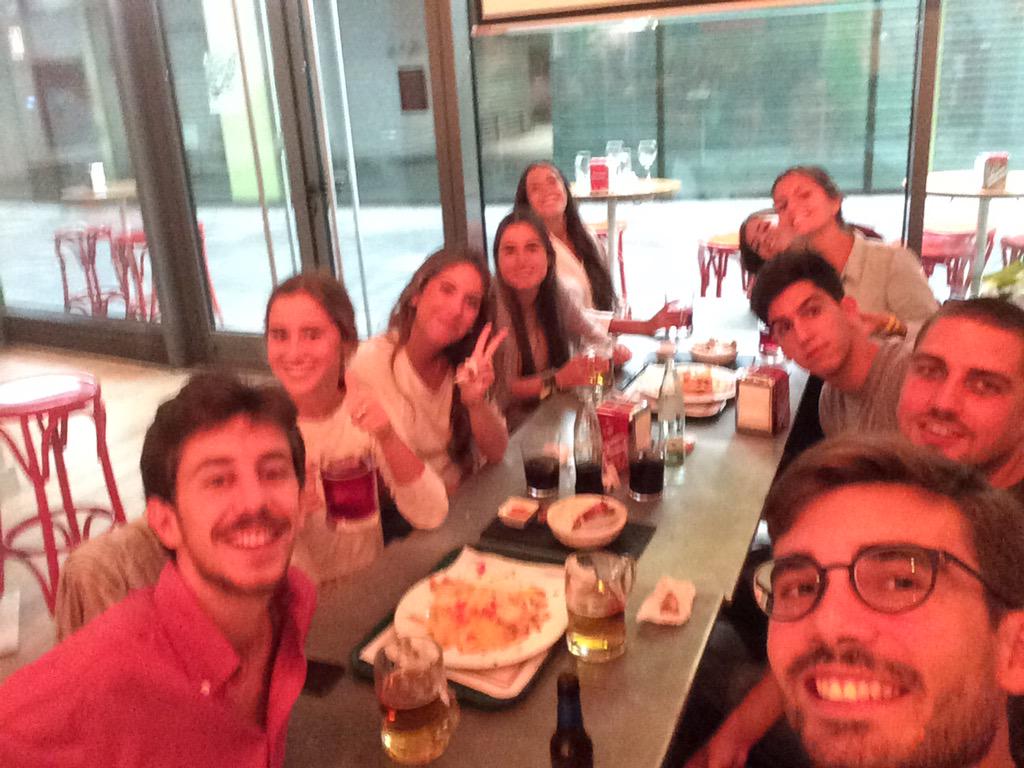 emiliopart's tweet photo. Miércoles en la @LaToscana_sev , toca @ChampionsLeague http://t.co/HgKCA5QyIQ