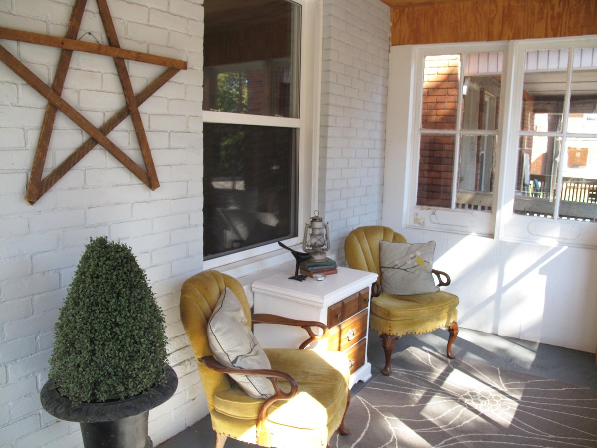 coreteam905's tweet photo. Great location in #Hamilton at #61Stirton Time to get in on the hot market in this beautiful det home #yourcoreteam http://t.co/vS6WRMdti3