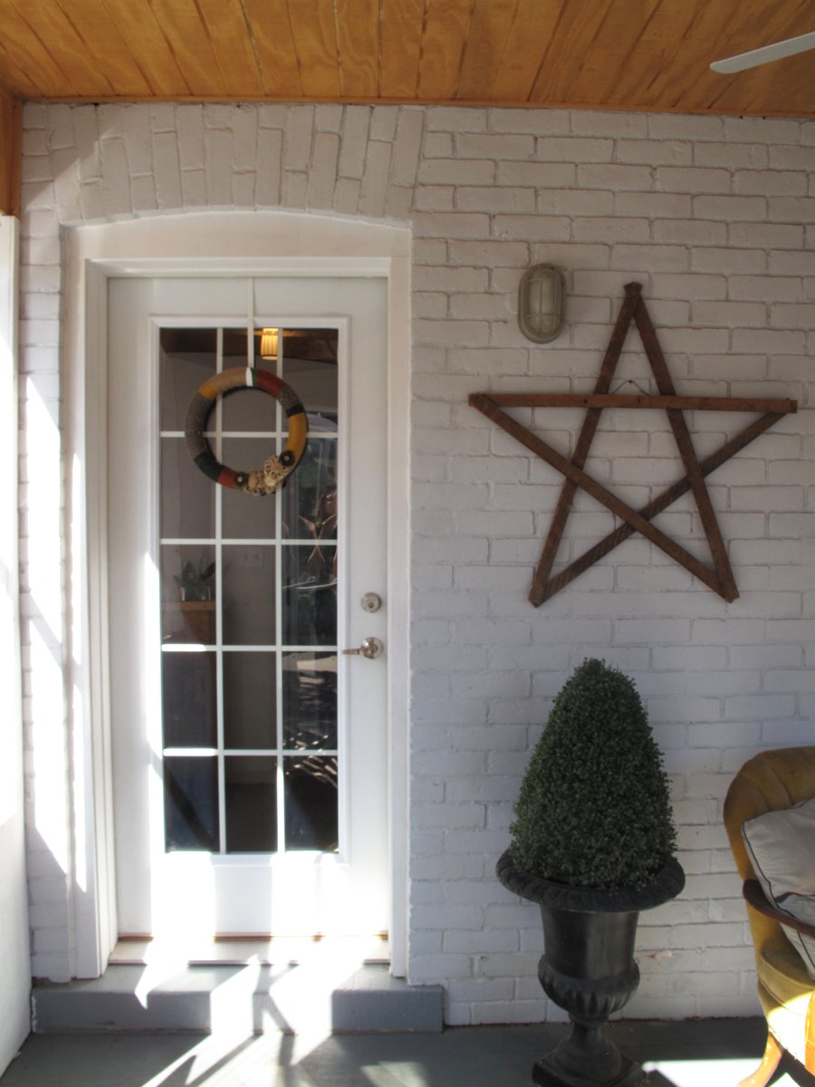 coreteam905's tweet photo. Great location in #Hamilton at #61Stirton Time to get in on the hot market in this beautiful det home #yourcoreteam http://t.co/vS6WRMdti3